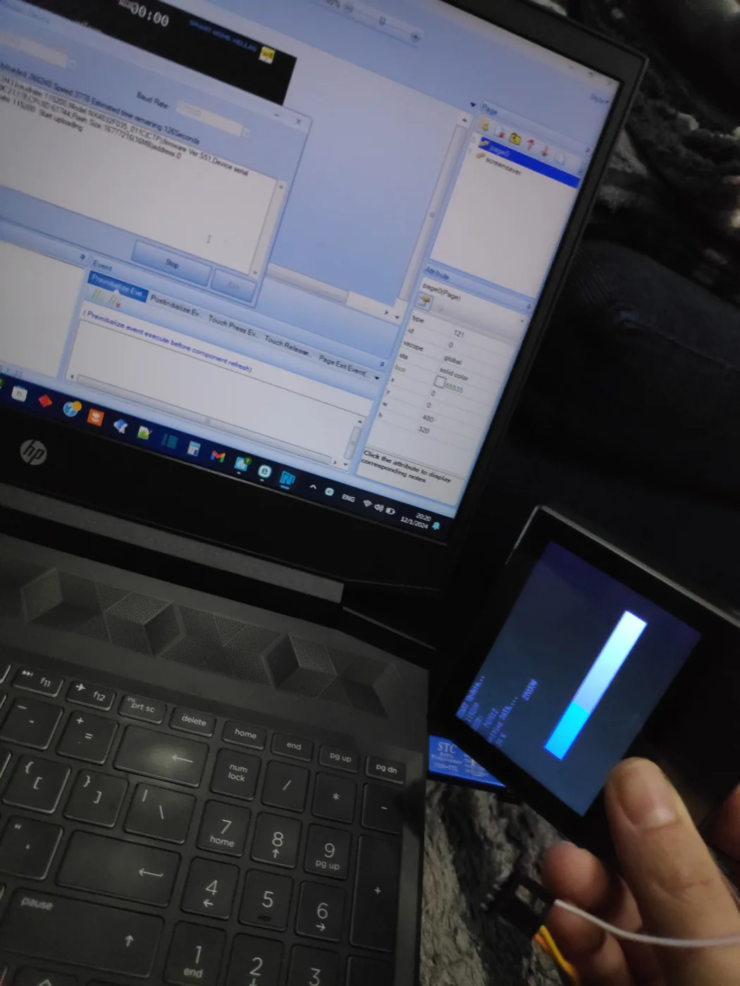 NSPanel συνδεδεμένο μέσω UART adapter σε laptop κατά το πρώτο flashing με ESPHome