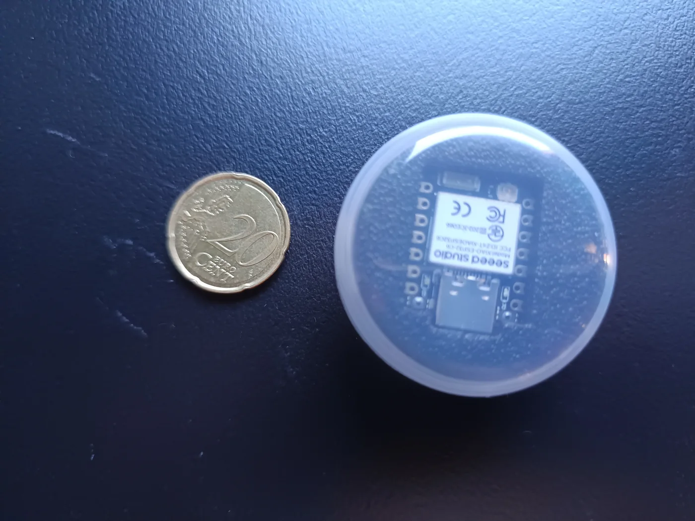 Το XIAO ESP32-C6 δίπλα σε κέρμα 2 ευρώ — μικρότερο από το κέρμα