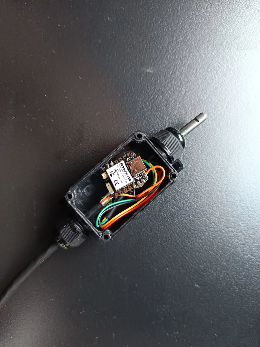 Το στεγανό κουτί ανοιχτό: το XIAO ESP32-C6 καλωδιωμένο στο probe που βγαίνει από τον στυπιοθλίπτη